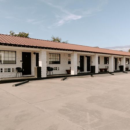The Cowboy Motel Camp Wood Екстер'єр фото