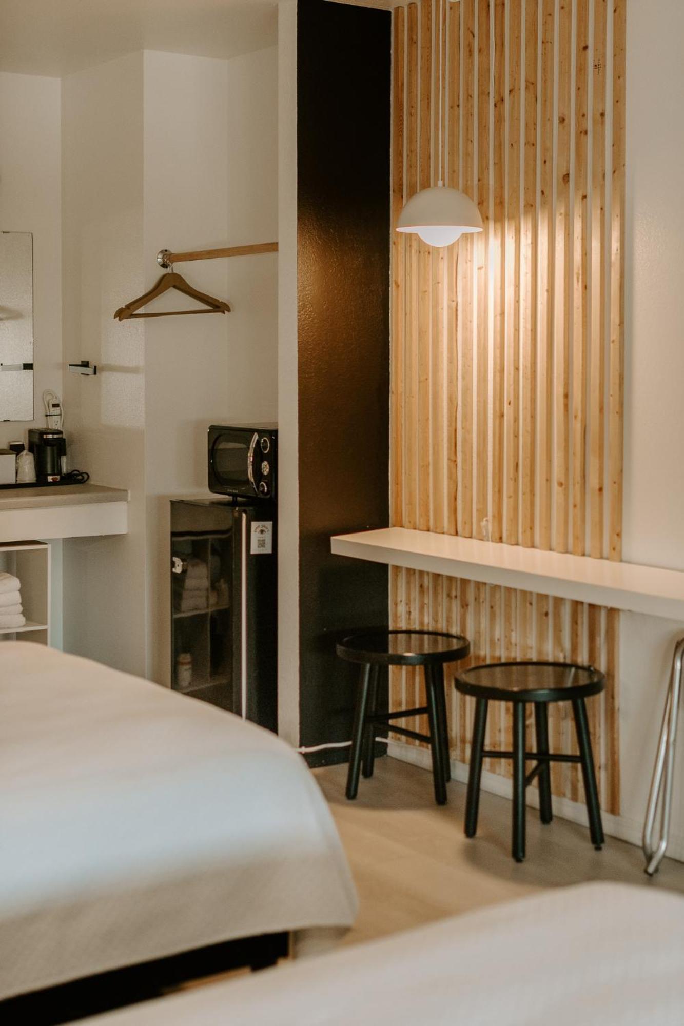 The Cowboy Motel Camp Wood Екстер'єр фото