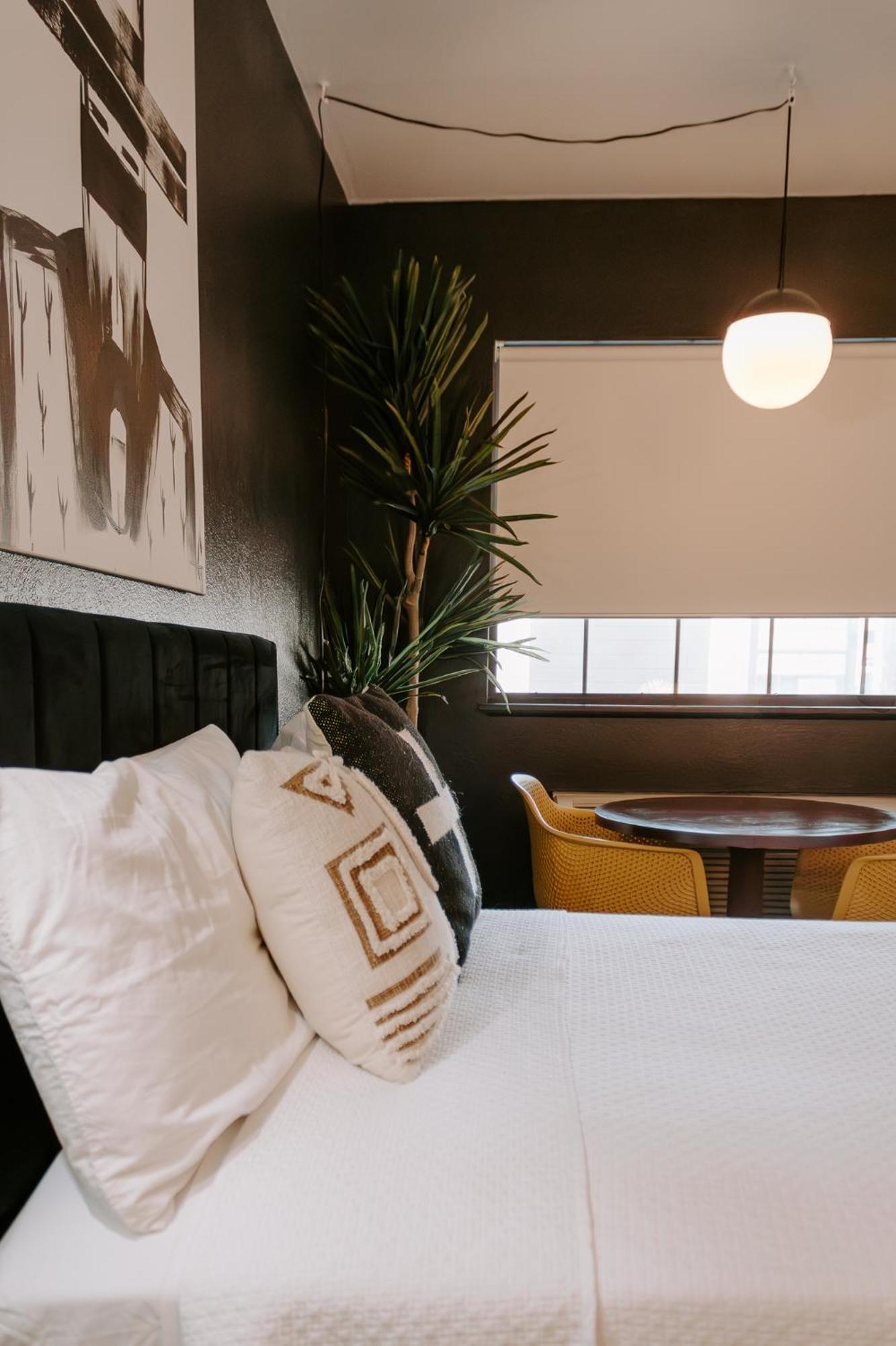 The Cowboy Motel Camp Wood Екстер'єр фото